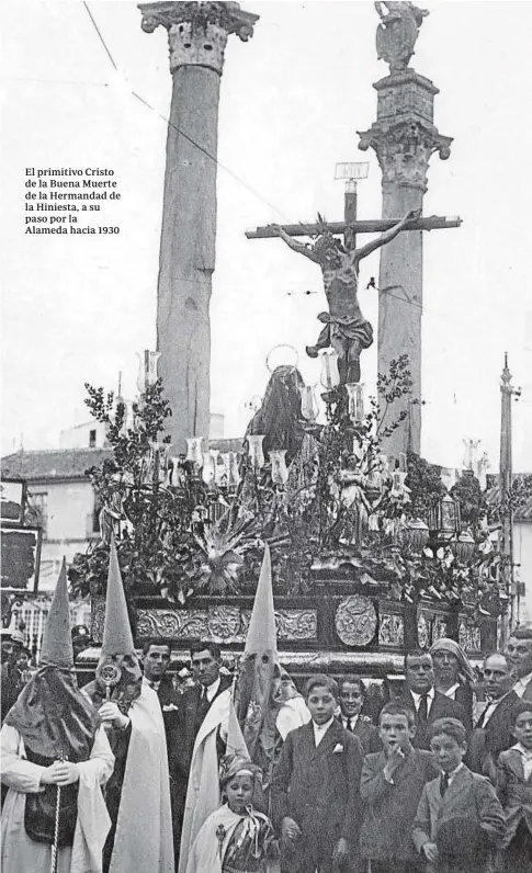  ?? FOTOS: ABC ?? El primitivo Cristo de la Buena Muerte de la Hermandad de la Hiniesta, a su paso por la Alameda hacia 1930