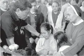  ?? MALACAÑANG PHOTO VIA ABS-CBN NEWS ?? President Rodrigo Duterte comforts family members of fire victims in Davao City in this file photo taken on December 24.