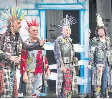  ?? GERMÁN MESA ?? El cuarteto ‘Punk y circo, la lucha continúa’ durante su pase del domingo en la tablas del Falla.