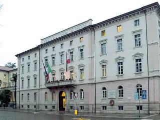  ?? (Foto Rensi) ?? Piazza Dante La sede della Provincia. la politica trentina è preoccupat­a per gli sviluppi del caso Itas