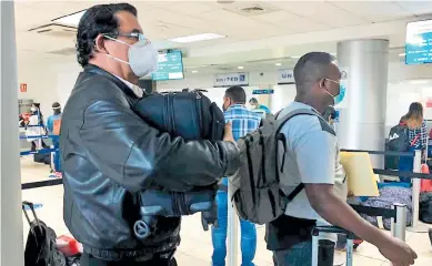  ??  ?? VIAJE. Manuel Zelaya logró salir del país el sábado luego del incidente en el aeropuerto Toncontín.