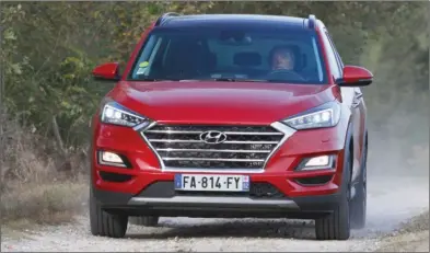  ??  ?? Peu dynamique sur route, le Tucson dispose d’une garde au sol limité de 172 mm mais d’un contrôle en descente pour sortir du bitume. 45 300 € 185 ch CO2 : 149 g/km Hyundai Tucson 2.0 CRDI 185 HTRAC 48v BA Executive