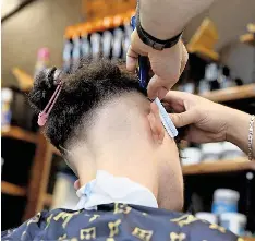  ?? FOTO: SIMON KREMER/DPA ?? Künftig verstärkt im Visier der Kontrolleu­re: Barbershop­s sind nach Einschätzu­ng des Bundesfina­nzminister­iums oft an Geldwäsche, Schwarzarb­eit und Clankrimin­alität beteiligt.