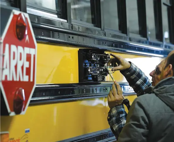  ?? PHOTO JEAN-FRANÇOIS DESGAGNÉS ?? Des caméras sont installées sur 13 autobus répartis dans les régions de Québec, de Montréal, de Laval, de l’outaouais, des Laurentide­s, de la Côte-nord, de la Montérégie et de l’estrie dans le cadre d’un projet-pilote mené par une entreprise privée.