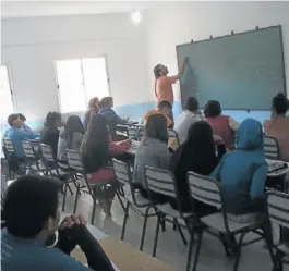  ??  ?? La secundaria de la villa del Bajo Flores, en plena actividad.