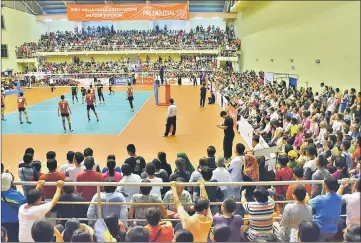  ??  ?? About 4,000 people jammed into the Sibu Indoor Volleyball Stadium to watch the 2016 Sukma finals.