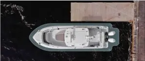  ??  ?? Les hors-bord ne sont pas en reste. Mercury a testé DockSense sur un Boston Whaler 330 équipé de Verado.
