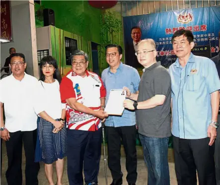  ??  ?? Welcome aboard: Dr Wee (second from right) receiving a membership form from Dr Cheng during the dinner with Chinese community leaders at SJKC Pei Hwa in Johor Baru. Looking on are Liow and Johor MCA members.