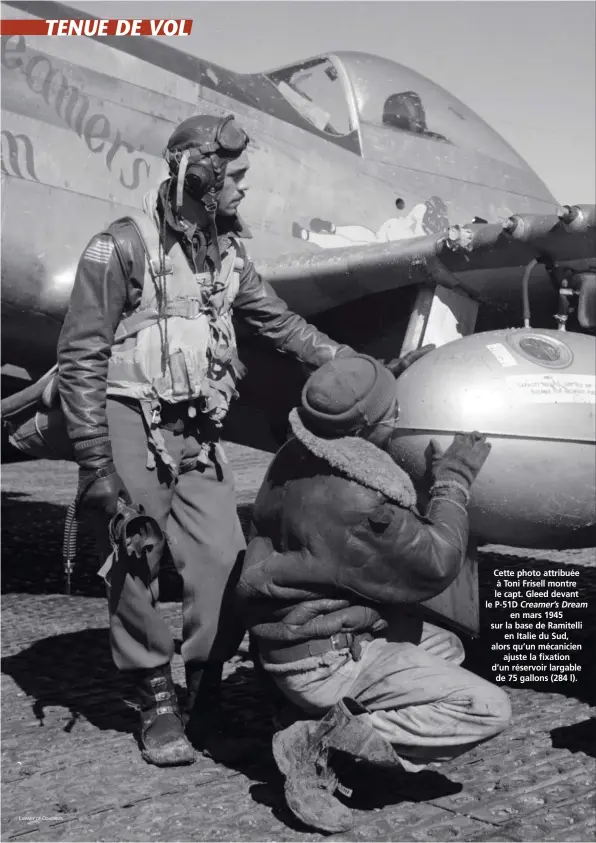  ?? LIBRARY OF CONGRESS ?? Cette photo attribuée à Toni Frisell montre le capt. Gleed devant le P-51D Creamer’s Dream en mars 1945 sur la base de Ramitelli en Italie du Sud, alors qu’un mécanicien ajuste la fixation d’un réservoir largable de 75 gallons (284 l).