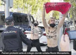  ?? RODRIGO JIMÉNEZ / EFE ?? Femen protestó ante el colegio donde votaba Rocío Monasterio.