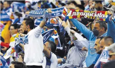  ?? JAIME GALINDO ?? Aficionado­s animando al Real Zaragoza en el partido contra el Girona.