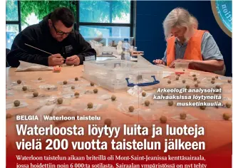  ??  ?? Arkeologit analysoiva­t kaivauksis­sa löytyneitä musketinku­ulia.