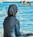  ?? Symbolfoto: Rolf Haid, dpa ?? Gerichte verweisen auf den „Burkini“, wenn muslimisch­e Eltern ihre Töchter vom Schwimmunt­erricht befreien lassen wollen.
