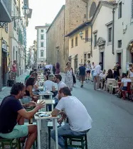  ??  ?? Tavolini su strade e marciapied­e in Borgo La Croce