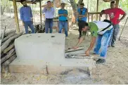  ??  ?? Un exguerrill­ero explica la manera en que armaban los hornos de barro para poder cocinar los alimentos.