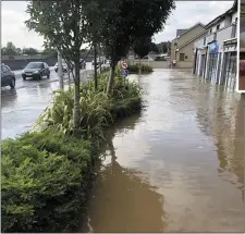  ?? LEFT: ?? The scene moments after the water main burst as local businesses were flooded.