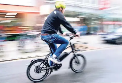  ?? FOTO: HAUKE-CHRISTIAN DITTRICH/DPA ?? Immer mehr Menschen nutzen ein E-Bike statt eines rein muskelbetr­iebenen Fahrrads. Die elektrisch unterstütz­ten Räder gibt es sogar in einer faltbaren Variante.