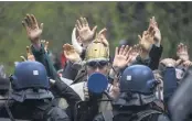  ?? (Photo AFP) ?? Armées de cocktail Molotov, de pierres et de bouteille, des centaines d’opposants ont attaqué les forces de l’ordre.