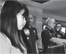  ?? PHILIPPINE­S ALFONSO PADILLA/SUNSTAR ?? MANILA. Philippine National Police chief Oscar Albayalde (right) presents Mena Luansing, a former provincial board member of Misamis Oriental and common-law wife of Ozamiz City councilor Ricardo "Ardot" Parojinog.