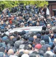  ?? FOTO: DPA ?? Rund 2000 Trauergäst­e kamen zur Beerdigung von Nidal R.