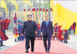  ?? NYT FILE ?? Playing mediator: South Korea’s President Moon Jaein with Kim Jong Un in April