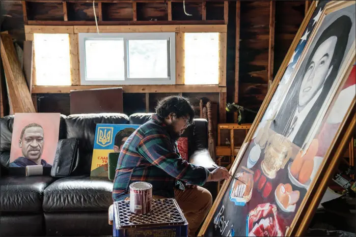  ?? SARAH RICE / THE NEW YORK TIMES ?? Anthony Lee works on a tribute painting of Vincent Chin at his garage studio in Madison Heights, Mich. Chin, a Chinese immigrant, was beaten to death after being pursued by two white Detroit autoworker­s in 1982, during a volatile period in which anti-Asian sentiment was rampant over the collapse of the auto industry and the rise of Japanese carmakers. Forty years after his death, many hear frightenin­g echoes.