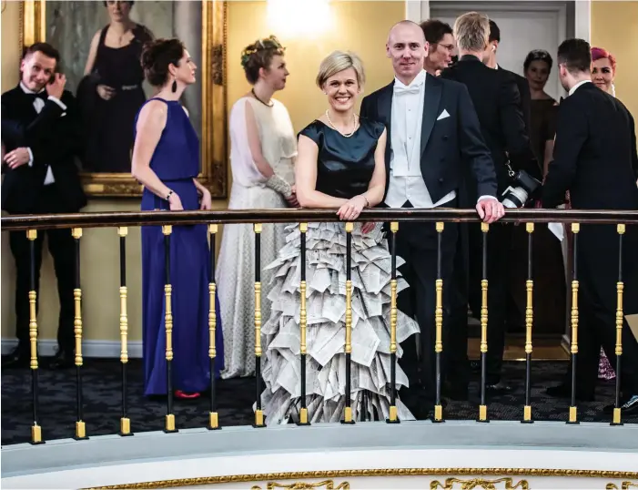  ?? FOTO: NIKLAS TALLQVIST ?? En klänning som anstår en journalist. Nya Ålands chefredakt­ör Anna Björkroos bar en kreation med tidningssi­dor..