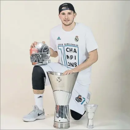  ?? FOTO: GETTY IMAGES ?? Doncic posando con el botín de Belgrado. El base esloveno del Madrid ha acabado como campeón y doble MVP