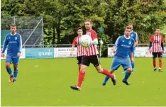  ?? Foto: Philipp Schröders ?? Alle haben den Ball im Blick: Der BC Rinnenthal II (in den blauen Trikots) hat sich im Derby gegen die Sportfreun­de Friedberg durchgeset­zt.