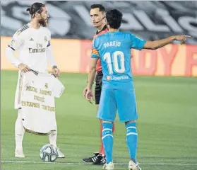  ?? FOTO: EFE ?? Ramos y Parejo posaron con la camiseta de apoyo hacia Unzué