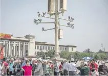  ??  ?? Treinta y un años después de la represión, los tanques de la plaza de Tiananmen dejaron el sitio a un arsenal más discreto, pero igual de eficaz para el régimen chino: miles de cámaras atentas al mínimo atisbo de protesta social.