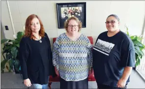  ?? STACI VANDAGRIFF/THREE RIVERS EDITION ?? Theresa Aasen, center, is celebratin­g her one-year anniversar­y this month as executive director of the White River Women’s Shelter in Newport. Also pictured are Donna Gifford, left, shelter advocate; and Brandy Burleson, shelter manager. The Jackson County Sheriff’s Office donated its former building to the shelter, which renovated the jail to create a 26-bed shelter.