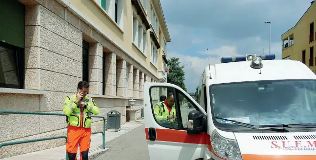  ??  ?? Villafranc­a Scuole medie Cavalchini­Moro di via Marconi, a Villafranc­a: seicento studenti evacuati, sette di loro che sono stati accompagna­ti in ospedale per accertamen­ti