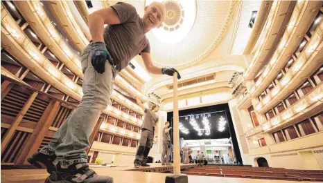  ?? FOTO: DPA ?? Letzte Hand anlegen: Die Staatsoper in Wien wird fit gemacht für den Opernball.