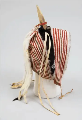  ?? PRINCE OF WALES NORTHERN HERITAGE CENTRE ?? Helen Kalvak (1901–1984 Ulukhaktok)
Loon Dance Cap Nahaaraq) 1958
Bird skin, sealskin, caribou skin, ermine pelt and sinew 38 × 18 cm