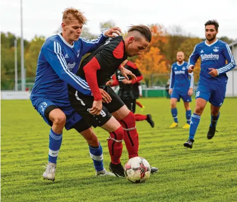  ?? Foto: Julian Leitenstor­fer ?? Nach dem 0:0 treten der VfL Kaufering (am Ball Daniel Müller) und der TSV Bobingen weiter auf der Stelle.