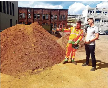  ?? RP-FOTO: NIC ?? Die Stahlbeton­bauer-Auszubilde­nden Philipp Heymer (l.) und Niclas Schön unterhalte­n sich auf einer Baustelle in Bilk miteinande­r.