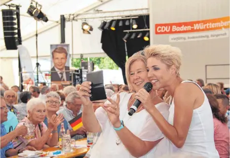  ?? FOTOS: JENNIFER KUHLMANN ?? Im Festzelt können die Besucher auf Tuchfühlun­g mit den Stars gehen. Ein Selfie mit Alexandra Hofmann gehört da auch dazu.