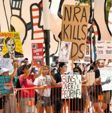  ?? ?? Protestas afuera del centro de reunión del NRA