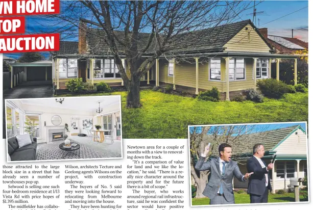  ??  ?? Auctioneer Matt Plunkett takes bids for 5 Vista Rd, Newtown.