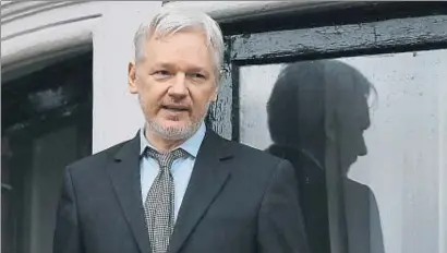  ?? KIRSTY WIGGLESWOR­TH / AP ?? Julian Assange hablando desde el balcón de la embajada ecuatorian­a en Londres, en febrero