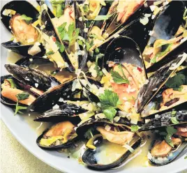  ?? JUSTIN TSUCALAS For The Washington Post ?? Instant Pot Mussels With Leeks and White Wine.