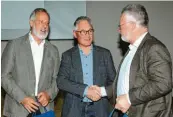  ??  ?? Geschenk zum Dank: Hermann Schuster (links) und Walter Köther (rechts) erhielten von Norbert Sliwockyj ein Geschenk für ihre Leistungen und Verdienste, nachdem sie nicht mehr zur Wahl für den Vorstand antraten.