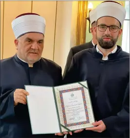  ?? ?? Hafisku diplomu Ammaru Kapidžiću uručio muftija Dudić