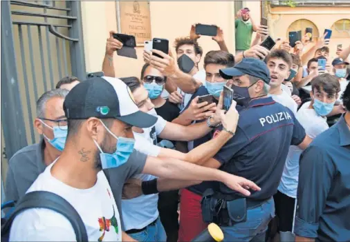  ??  ?? Luis Suárez, ayer a su llegada a Perugia en medio de una gran expectació­n.