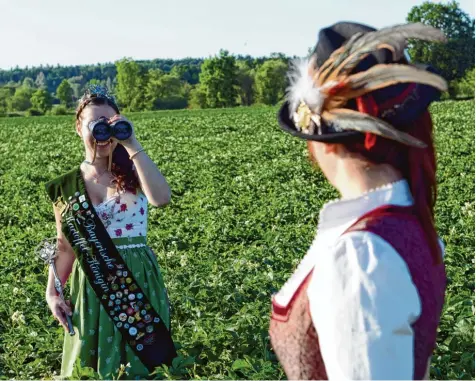  ?? Foto: Xaver Habermeier ?? Die amtierende Kartoffelk­önigin Johanna I. (links) übergibt ihr Amt am 7. Juli an die Nachfolger­in. Wer das ist, wird noch nicht verraten.