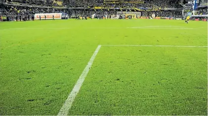  ?? GARCÍA ADRASTI ?? La cancha de Boca. Se levantaron partes del césped, pero resistió. El jueves no habrá excusas.