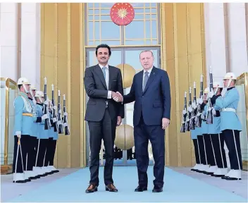  ?? FOTO: RTR ?? Der türkische Präsident Erdogan und das katarische Staatsober­haupt Emir Scheich Tamim bin Hamad Al Thani.