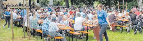  ?? FOTO: KURT KIECHLE ?? Die Sitzplätze im Festgarten bei der Turnhalle wurden knapp zur Mittagszei­t am Sonntag.