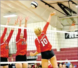  ?? MARK HUMPHREY ENTERPRISE-LEADER ?? Farmington senior Kally Stout attacks against the attempted block of Pea Ridge’s Ashlyn Humphrey and Kynley Burton. Farmington defeated the Lady Blackhawks 25-14,1925, 25-12, 25-22, Thursday to win the District 4A-1 volleyball consolatio­n match at Huntsville. The Lady Cardinals took on Arkadelpia Tuesday in the state tournament at Morrilton.